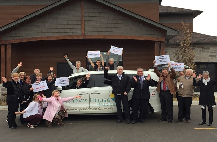 Grand chèque présenté par la Fondation Honda Canada à Matthews House